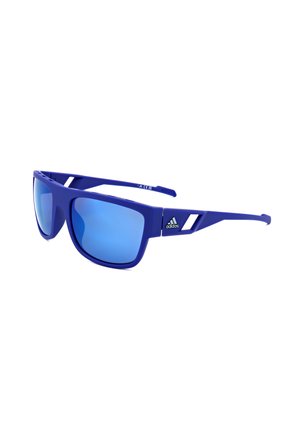 Occhiali da sole sportivi Adidas blu con lenti specchiate blu e aste ventilate, inclinati per mostrare i dettagli frontali e laterali su sfondo bianco.