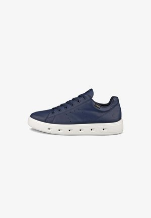 Sneaker in pelle blu navy con finitura liscia, suola in gomma bianca, design perforato per la ventilazione e lacci piatti.