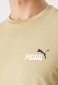 Puma COL SMALL LOGO - Camiseta básica - prairie tan