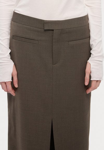 Kaki ceruza szoknya egyenes sziluettel, két elülső zsebbel és elülső hasítékkal. Textúrált anyagból készült, lapos derékbőséggel.