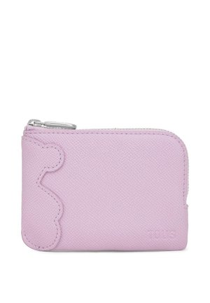 Pequeña cartera lavanda con cremallera, superficie texturizada y detalle de borde festoneado en el lado izquierdo, con el nombre de la marca en relieve en la esquina inferior derecha.