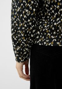 s.Oliver MIT ALLOVER-MUSTER - Sweatshirt - schwarz