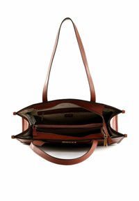 Hnědá kožená taška přes rameno s dvojitými uchy, která má prostorný interiér a více přihrádek včetně zipové sekce pro lepší organizaci.