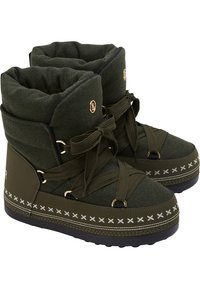 Groene stoffen laarzen met een gewatteerde kraag, vetersluiting aan de voorkant en decoratieve witte stiksels. Bevat gouden accenten en een gestructureerde zool.