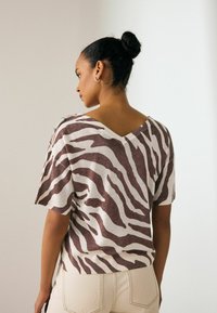 Next V-NECK GEM - Potiskana majica - brown and white zebra animal