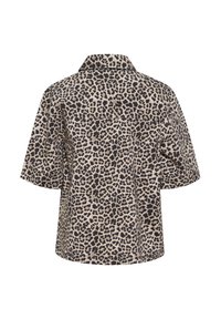 Chemise à manches courtes en imprimé léopard dans des tons beige et noir. Présente un col et une coupe ample. Texture lisse avec des zones de nuances plus foncées.