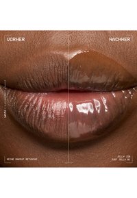 Close-up van lippen, verticaal verdeeld; linkerkant mat en natuurlijk, rechterkant glanzend met heldere jelly lipgloss aangebracht.