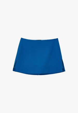 Ein blauer Rock aus glattem Stoff, der zwei seitliche Schlitze und einen taillierten Bund hat, mit einem schlichten, klaren Design.