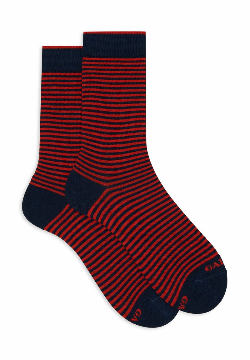 Calze a righe con strisce orizzontali blu navy e rosse, realizzate in tessuto morbido con punta e tallone rinforzati, e un bordo solido blu navy.