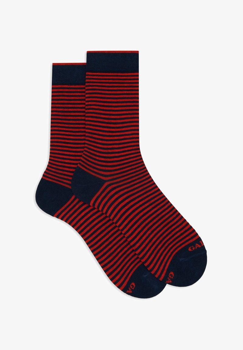 Calze a righe con strisce orizzontali blu navy e rosse, realizzate in tessuto morbido con punta e tallone rinforzati, e un bordo solido blu navy.