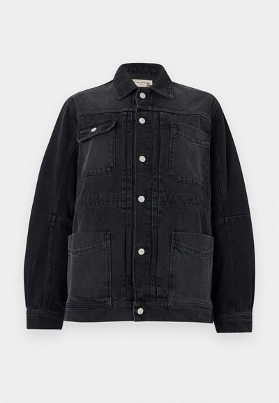 Μαύρο τζιν μπουφάν με κουμπιά στο μπροστινό μέρος, δύο κάτω τσέπες με επίθεμα και δύο πάνω τσέπες στο στήθος—η μία με κούμπωμα και καπάκι, η άλλη ανοιχτή.