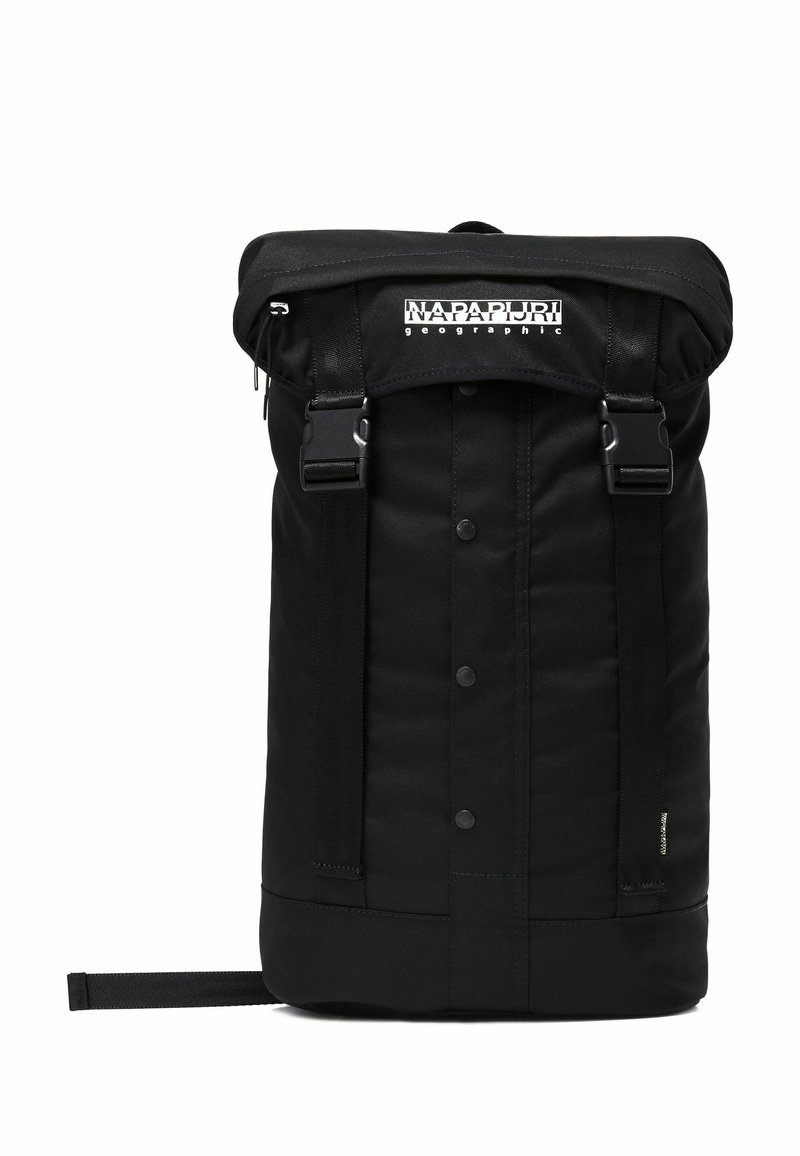 Mochila negra de tipo roll-top hecha de tela, con un frente con marca, correas ajustables, botones a presión y un bolsillo lateral con cierre de cremallera.