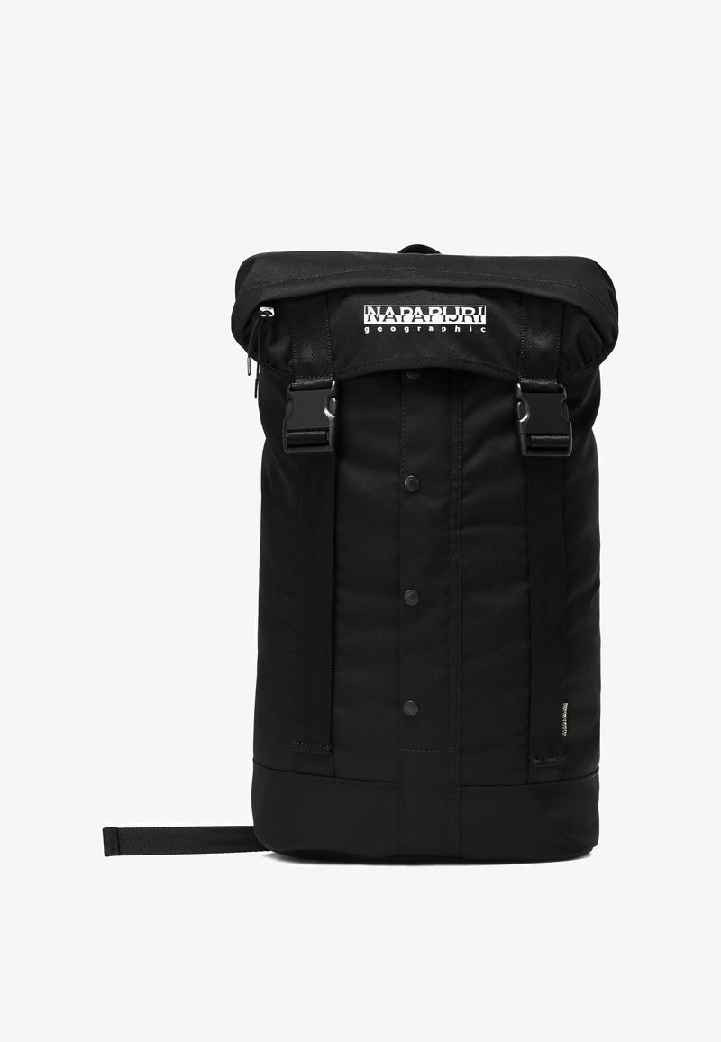 Mochila negra de tipo roll-top hecha de tela, con un frente con marca, correas ajustables, botones a presión y un bolsillo lateral con cierre de cremallera.
