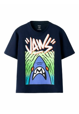 Mørkeblå T-shirt med en stor grafik af en blå haj med åben mund og ordet "JAWS" i fed, stiliseret orange skrift over.