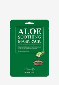 Confezione verde con il testo "ALOE SOOTHING MASK PACK". Include un'immagine di una foglia di aloe in un vaso. Etichetta testata dermatologicamente. 23g.