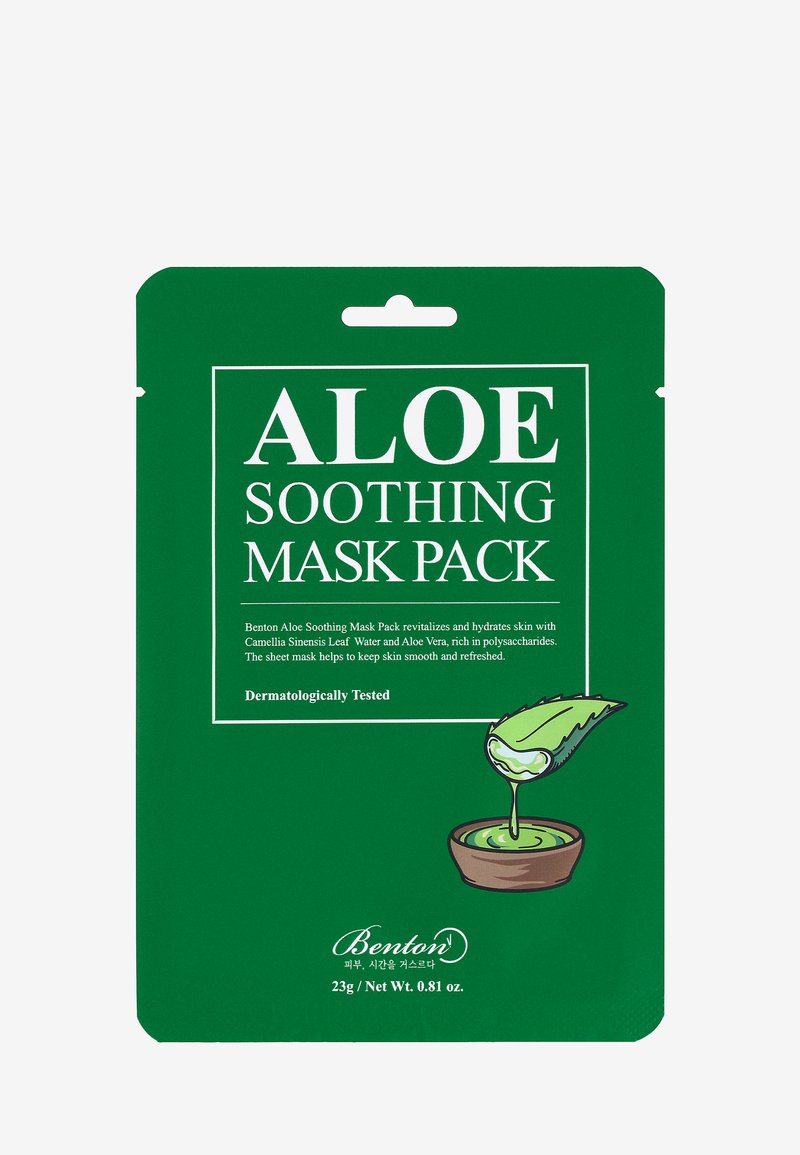Confezione verde con il testo "ALOE SOOTHING MASK PACK". Include un'immagine di una foglia di aloe in un vaso. Etichetta testata dermatologicamente. 23g.