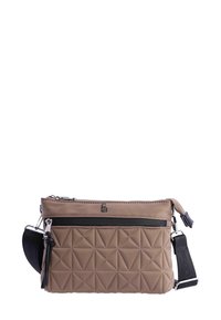 Bolso cruzado acolchado marrón hecho de material sintético suave. Cuenta con un cierre superior, un bolsillo frontal y una correa ajustable.