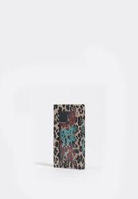 Funda de teléfono con estampado de leopardo y un corte para la cámara, con un texto en negrita de color turquesa que dice "Bimbay Lola" sobre acentos abstractos rojos.