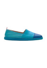 Scarpe slip-on in pelle blu con punta arrotondata, caratterizzate da una gradazione di colore e una suola blu texturizzata con piccole macchie.
