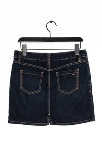 Tmavě modrá džínová sukně s rovný střih, vyznačující se kontrastním oranžovým šitím, dvěma zadními kapsami a očkem na zavěšení.