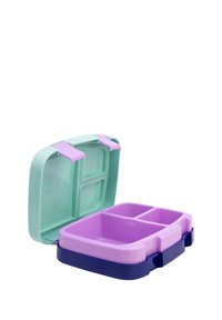 Lunchbox in plastica con coperchio verde chiaro, scomparti lavanda e viola, e base blu scuro. Presenta due fermagli per una chiusura sicura.