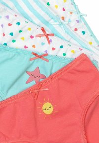Set di quattro slip da donna in tessuto di cotone. I colori includono azzurro chiaro, bianco con cuori multicolori e corallo con motivi di sole e stelle.