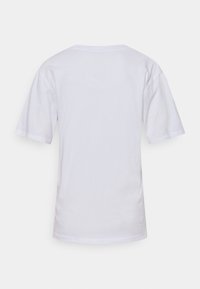 T-shirt blanc en coton, à manches courtes, avec un col rond classique et une texture lisse et unie, sans motifs ni accents.