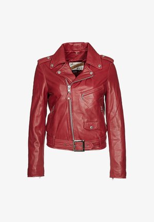 Rød læder bikerjakke med sølvlynlås, trykknapper, bælte i taljen og flere lynlåslommer og lommer med klap, forfra set på hvid baggrund.