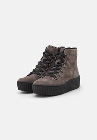 Szare zamszowe sneakersy wysokie z czarnymi sznurówkami, teksturowana powierzchnia i gruba czarna gumowa podeszwa z pionowymi rowkami.