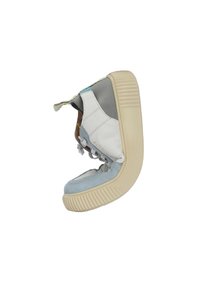 Sneaker alta con una combinazione di pelle bianca, camoscio grigio e dettagli blu chiaro; suola spessa di colore crema con scanalature textured.