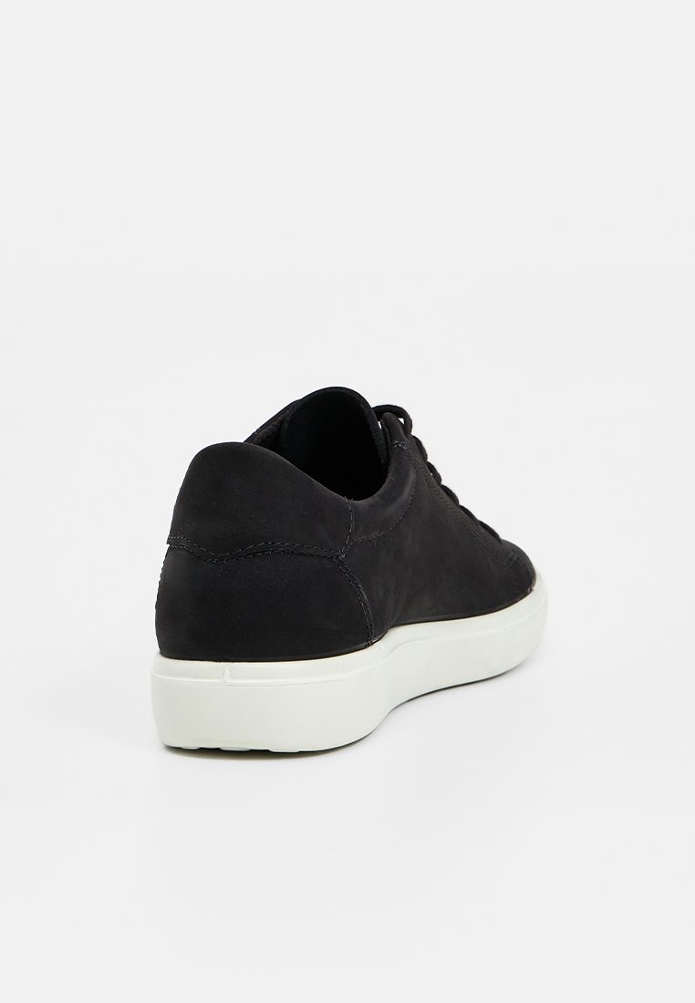 Schwarze Low-Top-Sneaker mit weißer Sohle, glatter Textur, sichtbaren Nähten und Rückansicht auf weißem Hintergrund.