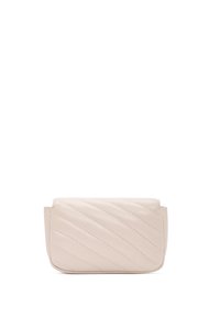 Beige leren tas met quilted patroon, diagonale stiksels, rechthoekige vorm en afgeronde hoeken. Minimalistisch ontwerp, geen zichtbare hardware of accenten.