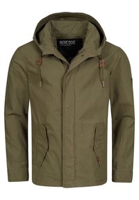 Chaqueta verde oliva confeccionada en una mezcla de algodón, con capucha, dos bolsillos laterales y cordones ajustables. Diseño sencillo con líneas limpias.