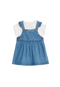 Denimkleid mit verstellbaren Trägern, schwingendem Rock und weißem Kurzarmhemd darunter, das Raffungen und Holzknöpfe aufweist.