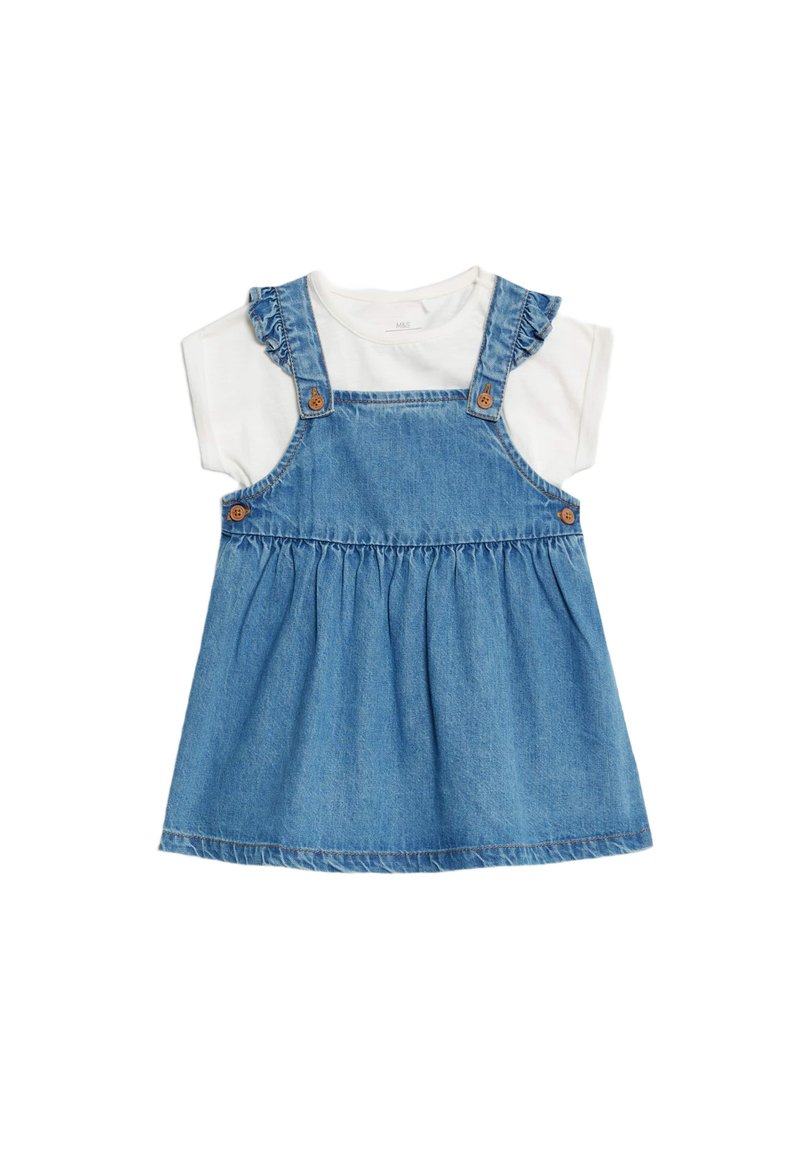 Denimkleid mit verstellbaren Trägern, schwingendem Rock und weißem Kurzarmhemd darunter, das Raffungen und Holzknöpfe aufweist.