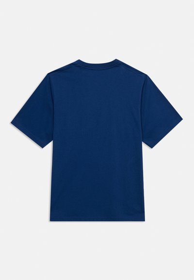 Κοντομάνικο μπλουζάκι σε ναυτικό μπλε χρώμα με στρογγυλή λαιμόκοψη, εμφανίζεται από την πίσω πλευρά σε απλό λευκό φόντο.