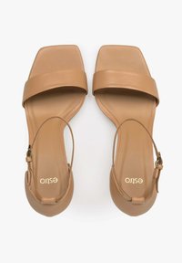 Tan leren sandalen met vierkante neuzen, brede banden en een slingback ontwerp. Bevat een goudkleurig logo op de binnenzool en minimale hardware.