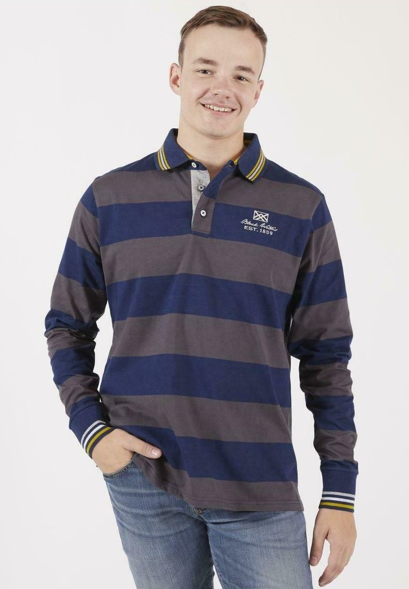 Polo à manches longues rayé bleu marine et gris avec un col gris et des accents jaunes. Comprend une patte de boutonnage et des poignets côtelés.