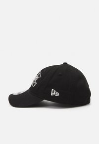 Schwarze Baseballkappe aus Baumwolle mit einem gebogenen Schirm, gesticktem Frontdesign und Logo an der Seite. Verfügt über Belüftungslöcher oben.
