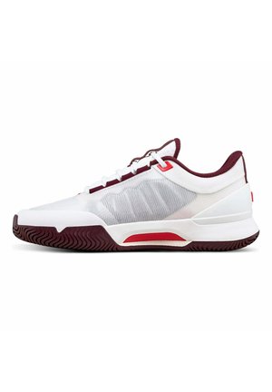 Weißer und kastanienbrauner Sportschuh mit Netz-Seitenpaneel, weißen Schnürsenkeln und einer strukturierten Sohle, von der Seite auf weißem Hintergrund gezeigt.