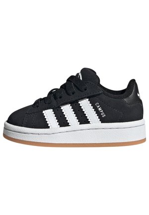 Zapatilla Adidas Campus negra con rayas blancas, cordones negros, suela blanca gruesa y suela exterior color goma, vista lateral.