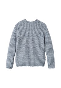 Hellblauer, grob gestrickter Pullover mit langen Ärmeln und geripptem Kragen, Bündchen und Saum, von hinten auf weißem Hintergrund gezeigt.