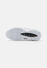 Nike Sportswear Air Max 95 Se Sneakers Black White Green Strike Flash Crimson Svart Zalando Se Nike Sportswear Air Max 95 Se Sneakers Black White Green Strike Flash Crimson Svart Zalando Se