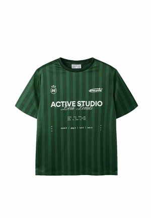 T-shirt de sport rayé vert à manches courtes avec un texte blanc "ACTIVE STUDIO Zero Limits" et de petits logos, dont "ATHLETIC" et le numéro 86.