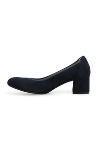 Pump in suede blu navy con punta arrotondata e tacco a blocco. Presenta una finitura liscia e dettagli di cucitura sottile lungo l'apertura.