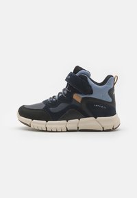 Wysokie sneakersy w kolorach granatowym, czarnym i jasnoniebieskim z rzepem. Posiadają teksturowane materiały i wyściełaną podeszwę dla wsparcia.