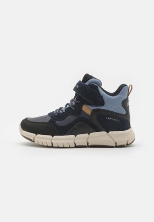 Baskets montantes en marine, noir et bleu clair avec une sangle Velcro. Dotées de tissus texturés et d'une semelle rembourrée pour un soutien.