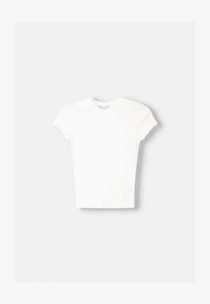 Biała koszulka z krótkim rękawem, wykonana z miękkiej bawełny, z okrągłym dekoltem i dopasowanym krojem. Brak widocznych wzorów lub ozdób.