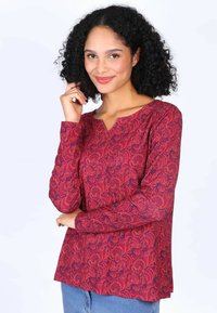 Rotes langärmliges Oberteil mit floralem Muster, Rundhalsausschnitt und weicher Textur. Kombinierbar mit lässigen Jeans; hat einen lockeren Schnitt.