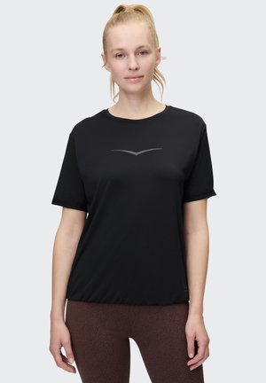 Schwarzes sportliches T-Shirt mit kurzen Ärmeln, rundem Halsausschnitt und einem dezenten grauen Logoakzent in der Mitte. Weicher, feuchtigkeitsableitender Stoff.